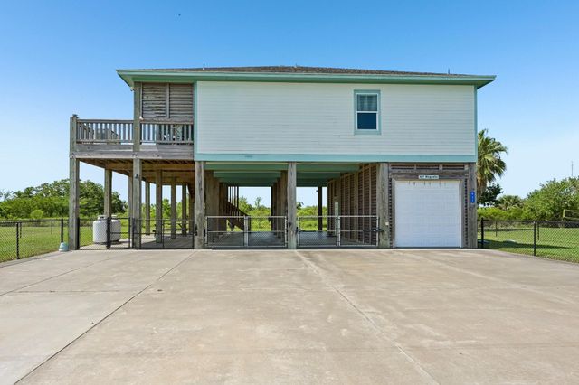 927 Magnolia Lane, Port Bolivar, TX 77650