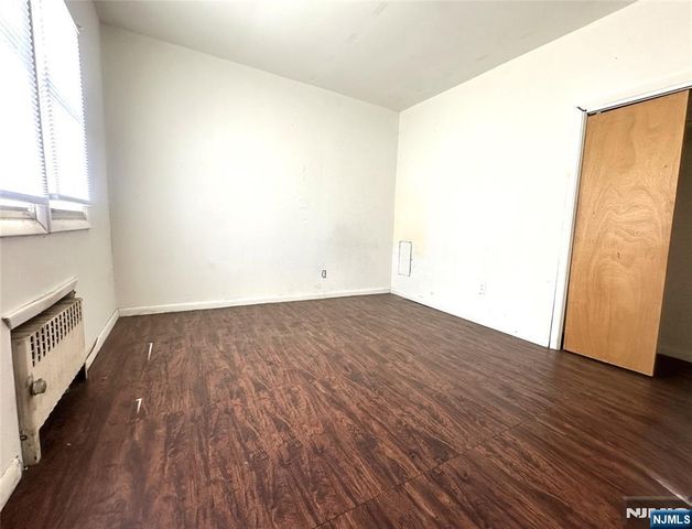528 Valley Brook Avenue 2nd Floor Fr, Lyndhurst, NJ 07071