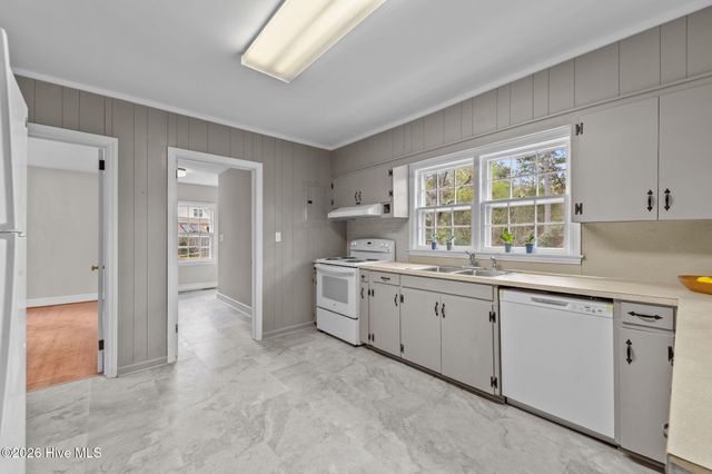 1004 N Poplar Street, Aberdeen, NC 28315