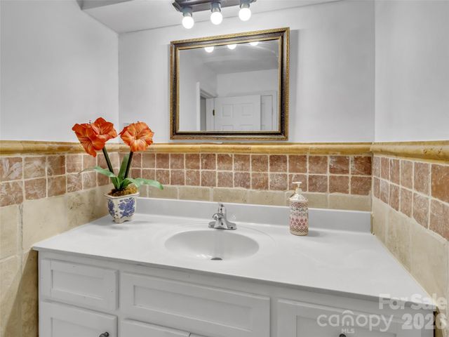 28 Wake Street, Waynesville, NC 28716