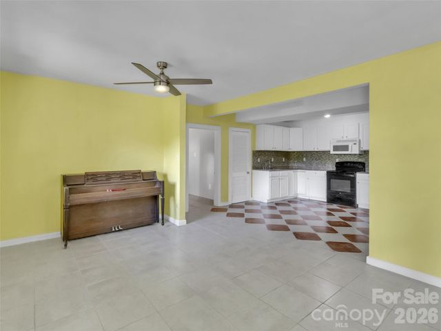 28 Wake Street, Waynesville, NC 28716