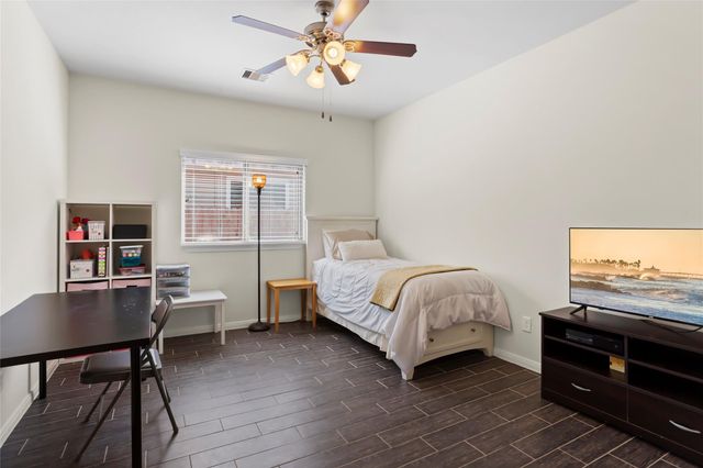 1995 Brentwood Drive, Alvin, TX 77511