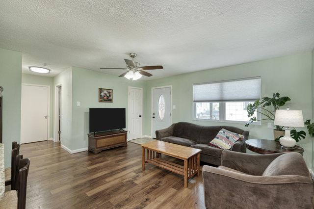 818 Kimbro ST, Taylor, TX 76574