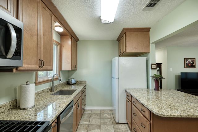 818 Kimbro ST, Taylor, TX 76574