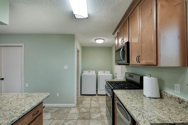 818 Kimbro ST, Taylor, TX 76574