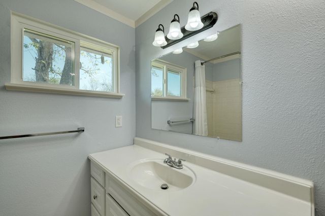 818 Kimbro ST, Taylor, TX 76574