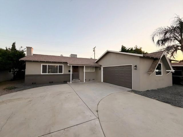 302 Sequoia Drive, Exeter, CA 93221