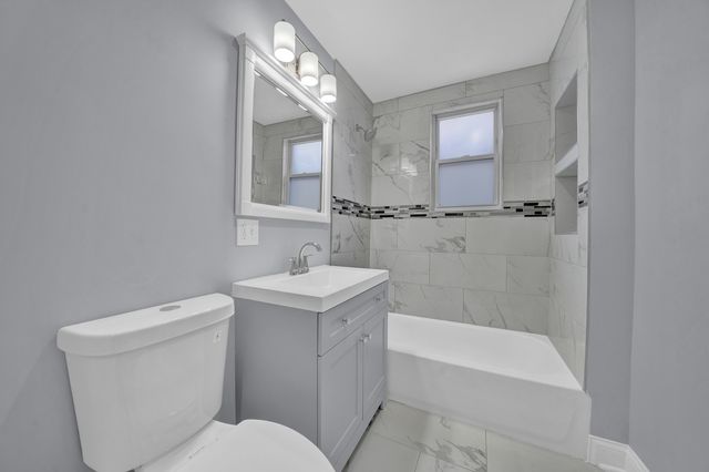 8611 S Kingston Avenue, Chicago, IL 60617