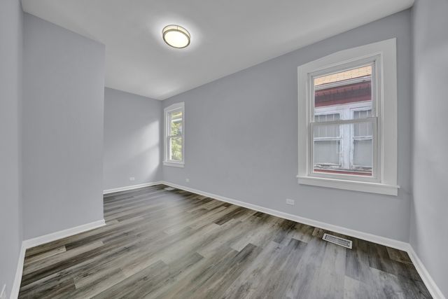 8611 S Kingston Avenue, Chicago, IL 60617