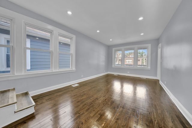 8611 S Kingston Avenue, Chicago, IL 60617