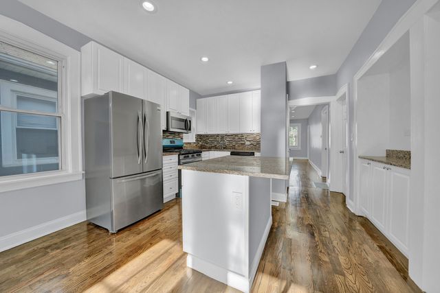 8611 S Kingston Avenue, Chicago, IL 60617