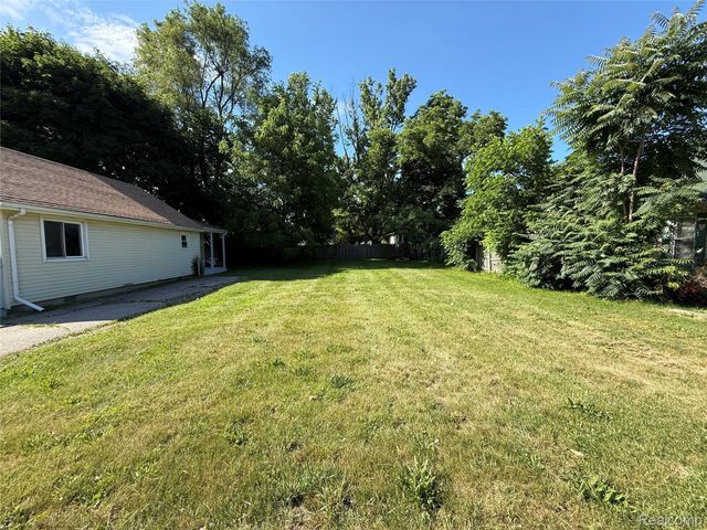 2194 E Bristol Road, Burton, MI 48529