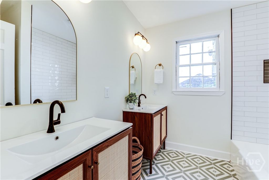 Image 32 of property listing at 106 E 57th Street, Savannah, GA 31405