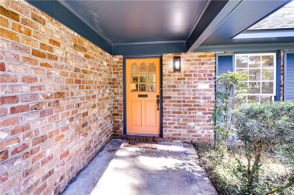 Image 4 of property listing at 106 E 57th Street, Savannah, GA 31405