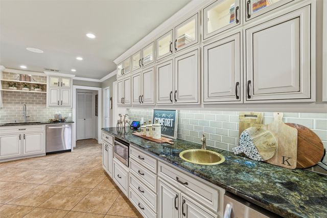 2000 Lakehill Court, Arlington, TX 76012