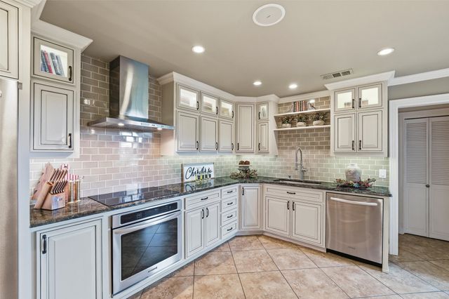 2000 Lakehill Court, Arlington, TX 76012