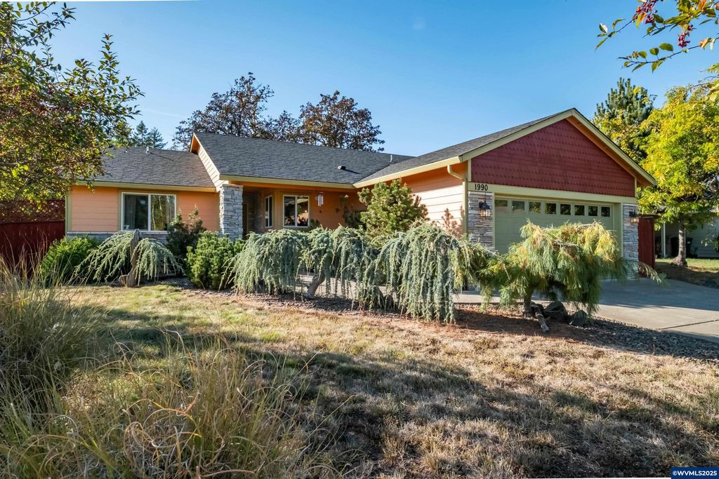 1990 37th Cir, Sweet Home, OR 97386