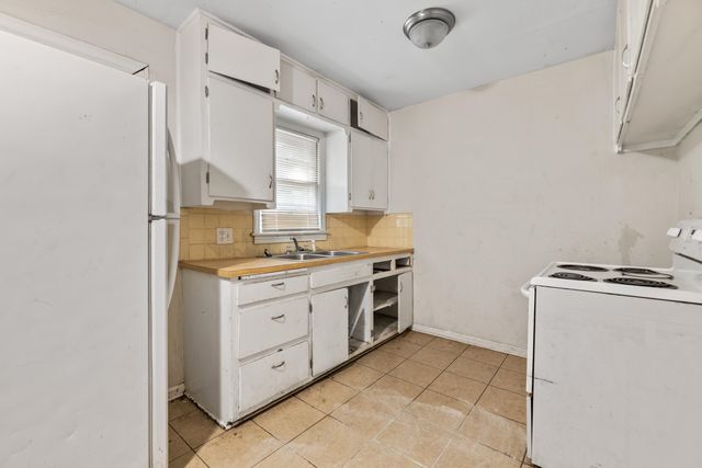 1130 S Hydraulic, Wichita, KS 67211