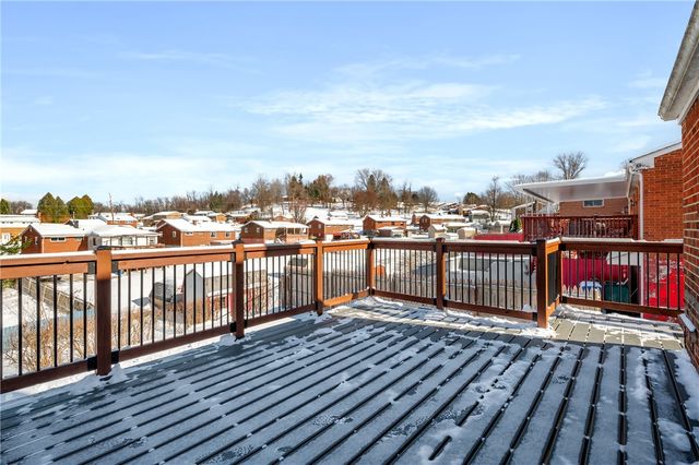 678 Colonial Manor Rd, North Huntingdon, PA 15642