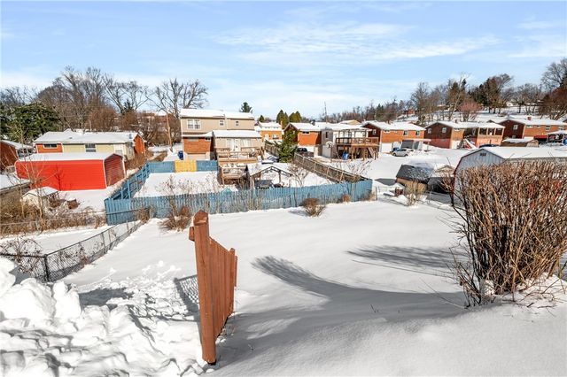 678 Colonial Manor Rd, North Huntingdon, PA 15642