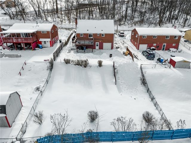 678 Colonial Manor Rd, North Huntingdon, PA 15642