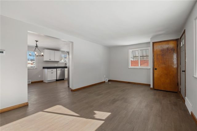 678 Colonial Manor Rd, North Huntingdon, PA 15642