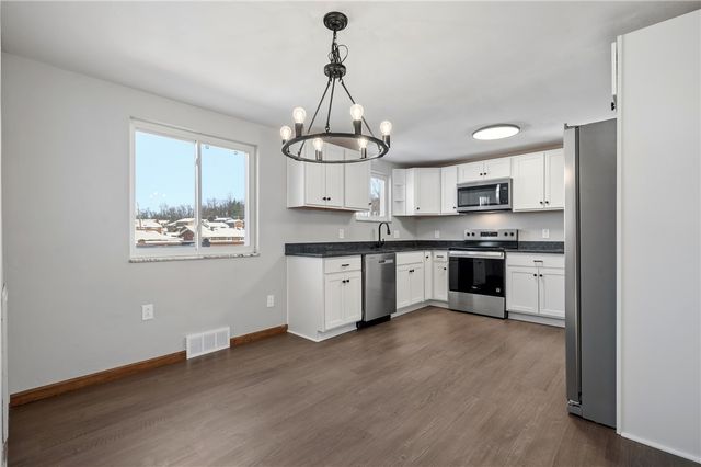 678 Colonial Manor Rd, North Huntingdon, PA 15642