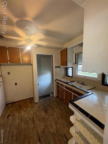 504 E Pearl Avenue, Hazel Park, MI 48030