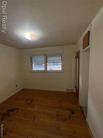 504 E Pearl Avenue, Hazel Park, MI 48030