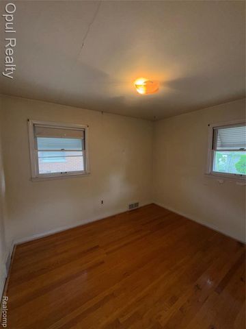 504 E Pearl Avenue, Hazel Park, MI 48030