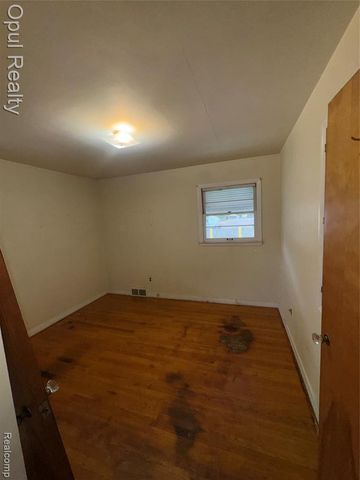 504 E Pearl Avenue, Hazel Park, MI 48030