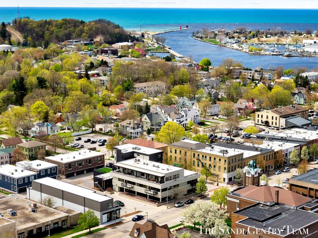 300 Washington Avenue 3, Grand Haven City, MI 49417