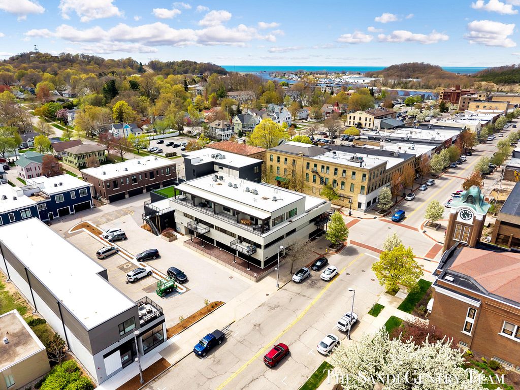 300 Washington Avenue 3, Grand Haven City, MI 49417