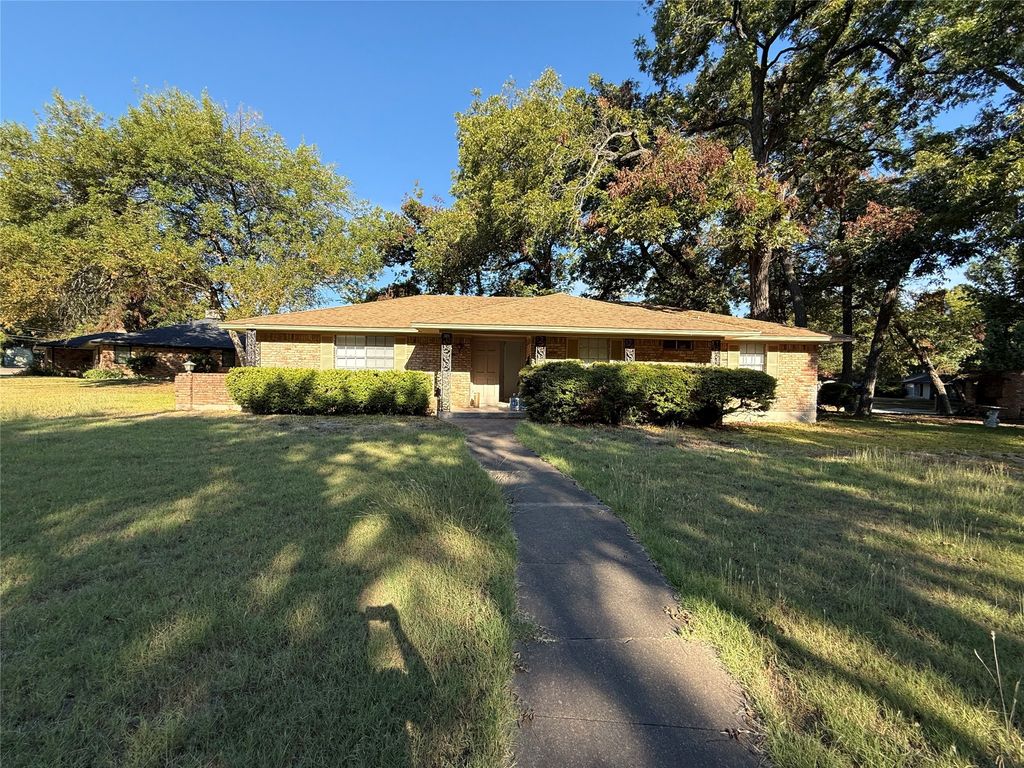 301 Lakewood Drive, Desoto, TX 75115 — exterior