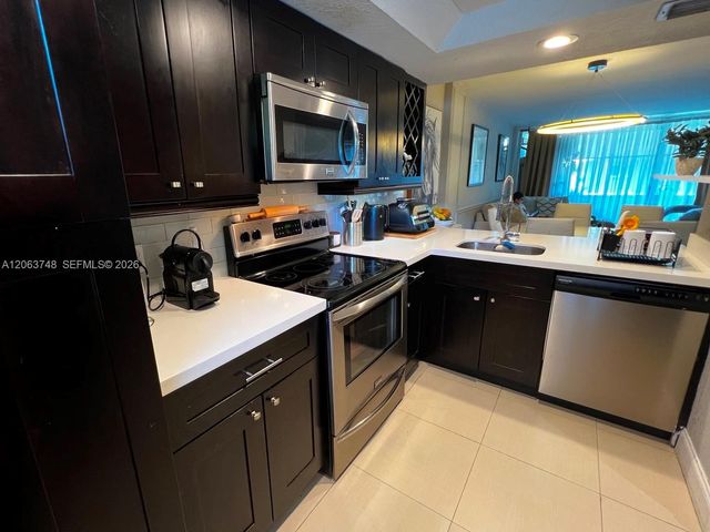 111 Royal Park Drive 1F, Oakland Park, FL 33309