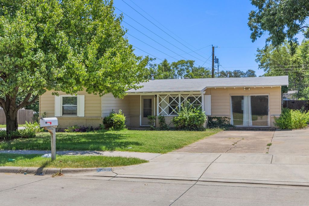2136 Ridgeway Street, Arlington, TX 76010