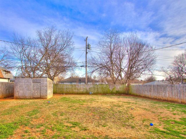 1000 N Locust Lane, Midwest City, OK 73110