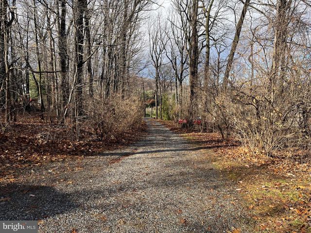 825 SNYDER CORNER RD, Red Lion, PA 17356