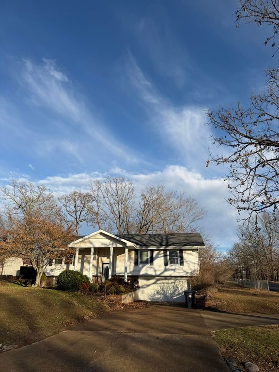 2702 Paula Drive Drive, West Plains, MO 65775