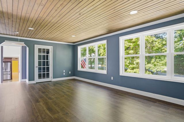 73 Old Chester Road, Derry, NH 03038