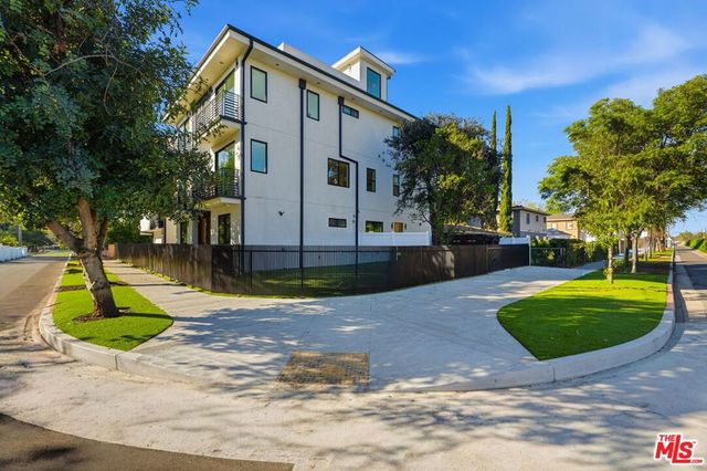 13600 Burbank Boulevard, Sherman Oaks, CA 91401