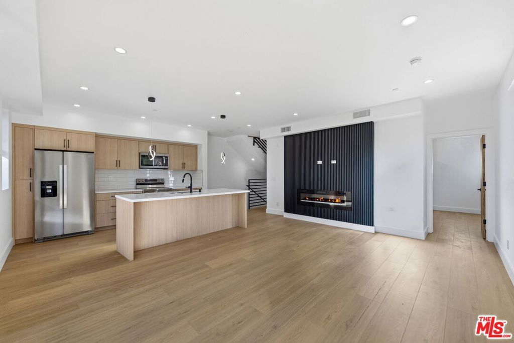 13600 Burbank Boulevard, Sherman Oaks, CA 91401