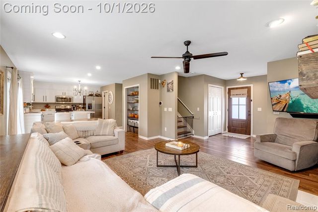 10053 Scenic Ridge Boulevard, Holly, MI 48442