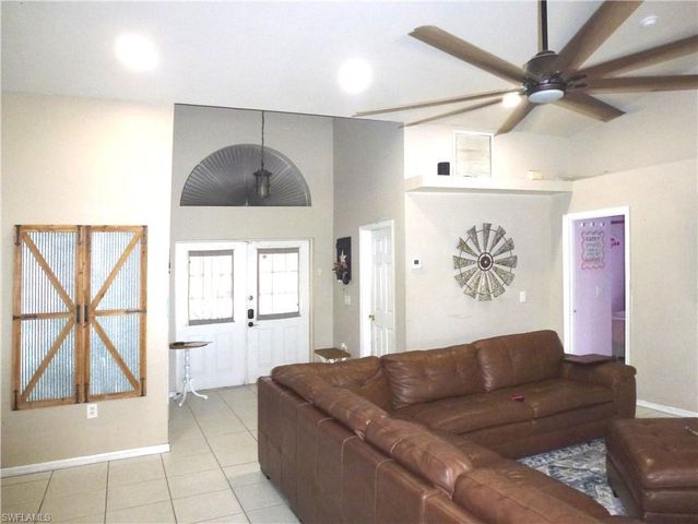 513 SE 16th PL, Cape Coral, FL 33990