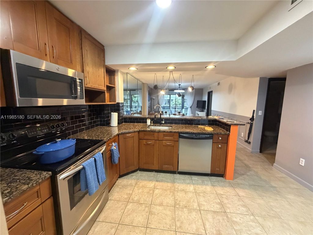896 N Federal Hwy 326, Lantana, FL 33462