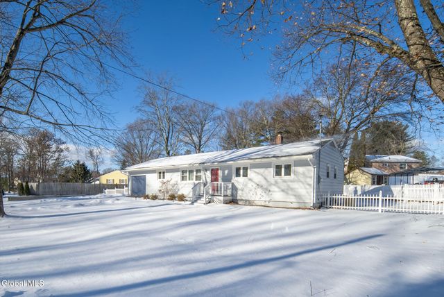 26 Birchwood Drive, Halfmoon, NY 12065