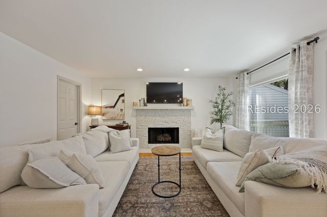 11 Wax Myrtle Ct, Hilton Head Island, SC 29926