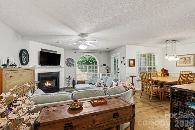 2012 Salem Bluff Drive 812, Winston Salem, NC 27127