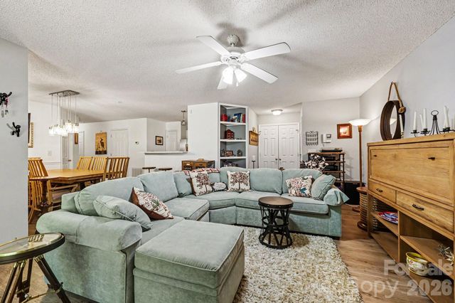 2012 Salem Bluff Drive 812, Winston Salem, NC 27127