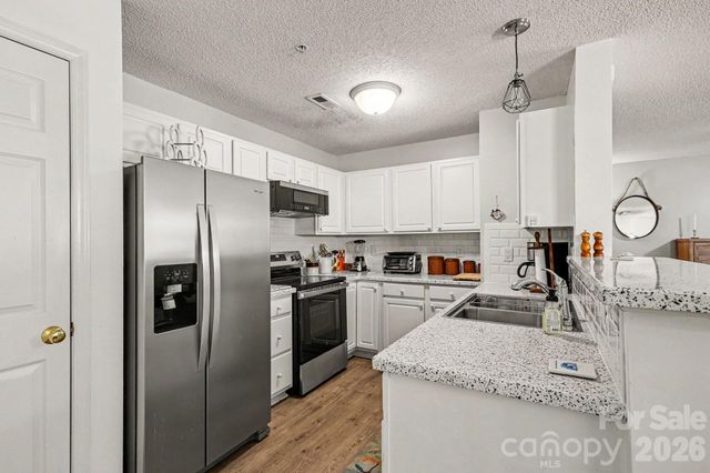 2012 Salem Bluff Drive 812, Winston Salem, NC 27127